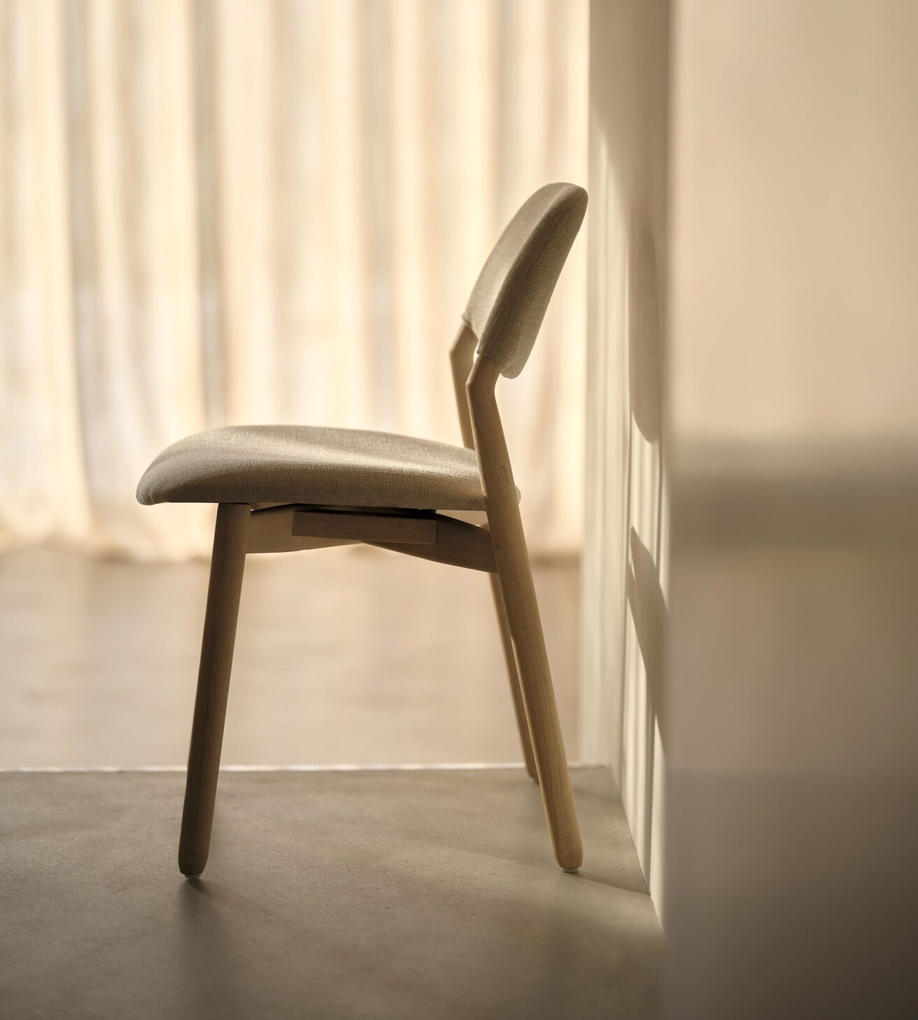 Knut C0110, Polsterstuhl mit sichtbarem Holzgestell, Stoff beige